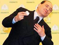 Berlusconi avukatını da yaktı