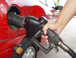 Benzin fiyatlarına yüklü zam
