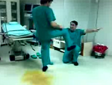 Ameliyat masasında kolbastı (Video)