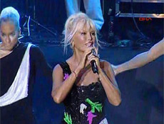 Ajda Pekkan konsere mayo ile çıktı