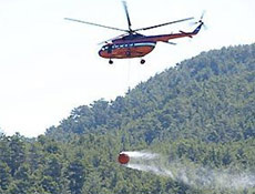 Yangın helikopteri gölete düştü